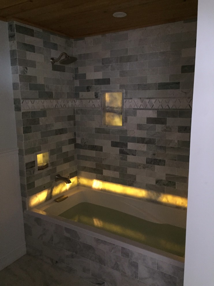 Inspiration för ett stort funkis en-suite badrum, med ett badkar i en alkov, en dusch/badkar-kombination, en toalettstol med hel cisternkåpa, vita väggar och marmorgolv