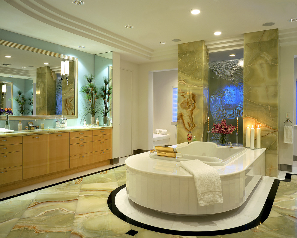 Пример оригинального дизайна: большая главная ванная комната в современном стиле с врезной раковиной, плоскими фасадами, светлыми деревянными фасадами, столешницей из оникса, накладной ванной, двойным душем, унитазом-моноблоком, белыми стенами и мраморным полом