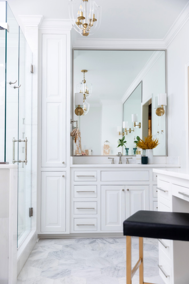 Aménagement d'une salle de bain classique avec un placard à porte affleurante, des portes de placard blanches, un mur blanc, un lavabo encastré, un sol gris et un plan de toilette blanc.