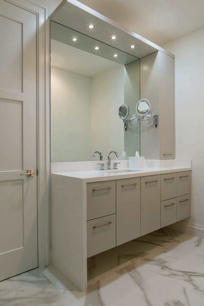Exempel på ett mellanstort modernt en-suite badrum, med ett undermonterad handfat, släta luckor, grå skåp, bänkskiva i kvarts, ett fristående badkar, en kantlös dusch, en bidé, vit kakel, porslinskakel, vita väggar och klinkergolv i porslin