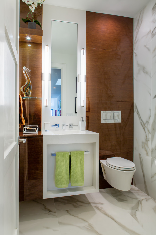 Mittelgroßes Modernes Duschbad mit integriertem Waschbecken, flächenbündigen Schrankfronten, weißen Schränken, Quarzwerkstein-Waschtisch, Wandtoilette, weißen Fliesen, Porzellanfliesen, weißer Wandfarbe und Porzellan-Bodenfliesen in Miami