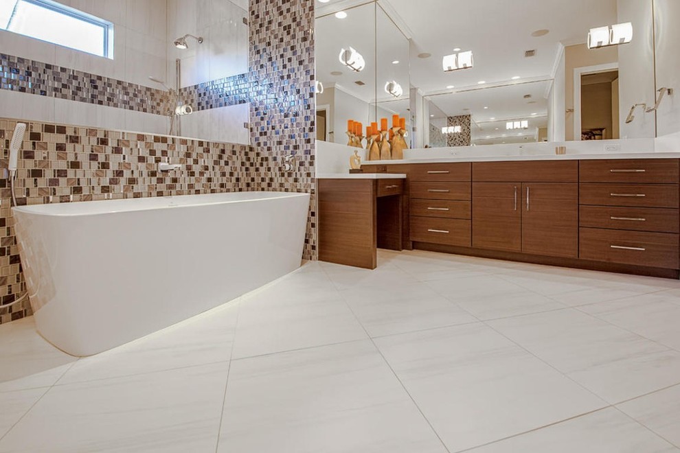 Свежая идея для дизайна: главная ванная комната среднего размера в современном стиле с плоскими фасадами, фасадами цвета дерева среднего тона, отдельно стоящей ванной и столешницей из искусственного кварца - отличное фото интерьера