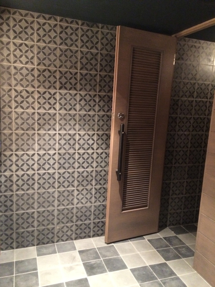 Esempio di una stanza da bagno con piastrelle grigie, piastrelle di cemento, pareti grigie e pavimento grigio