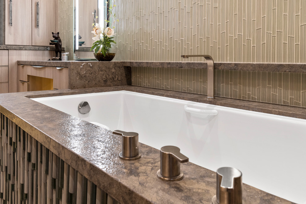 Ispirazione per una stanza da bagno padronale moderna con ante lisce, ante in legno chiaro, piastrelle verdi, piastrelle di vetro, top in pietra calcarea e top marrone