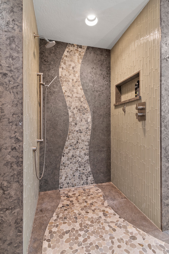 Idées déco pour une salle de bain principale contemporaine avec un carrelage vert, un carrelage en pâte de verre, un sol en galet et un sol beige.