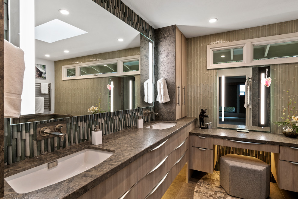 Foto di una stanza da bagno padronale moderna con ante lisce, ante in legno chiaro, piastrelle verdi, piastrelle di vetro, top in pietra calcarea e top marrone