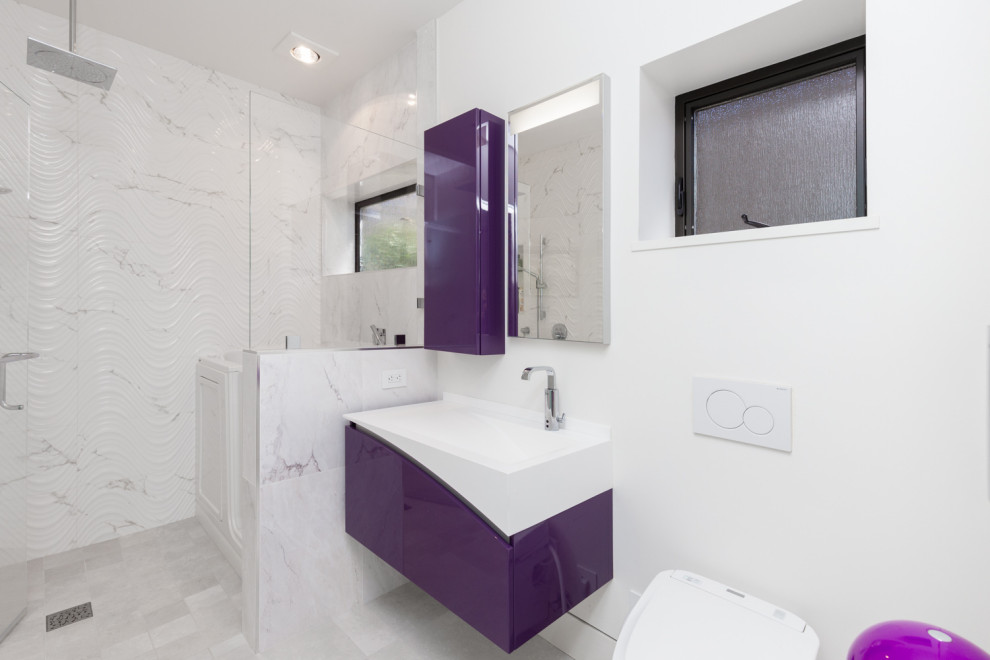 Foto de cuarto de baño de tamaño medio con armarios con paneles lisos, puertas de armario violetas, ducha empotrada, paredes blancas, aseo y ducha, lavabo integrado, ducha con puerta con bisagras y encimeras blancas