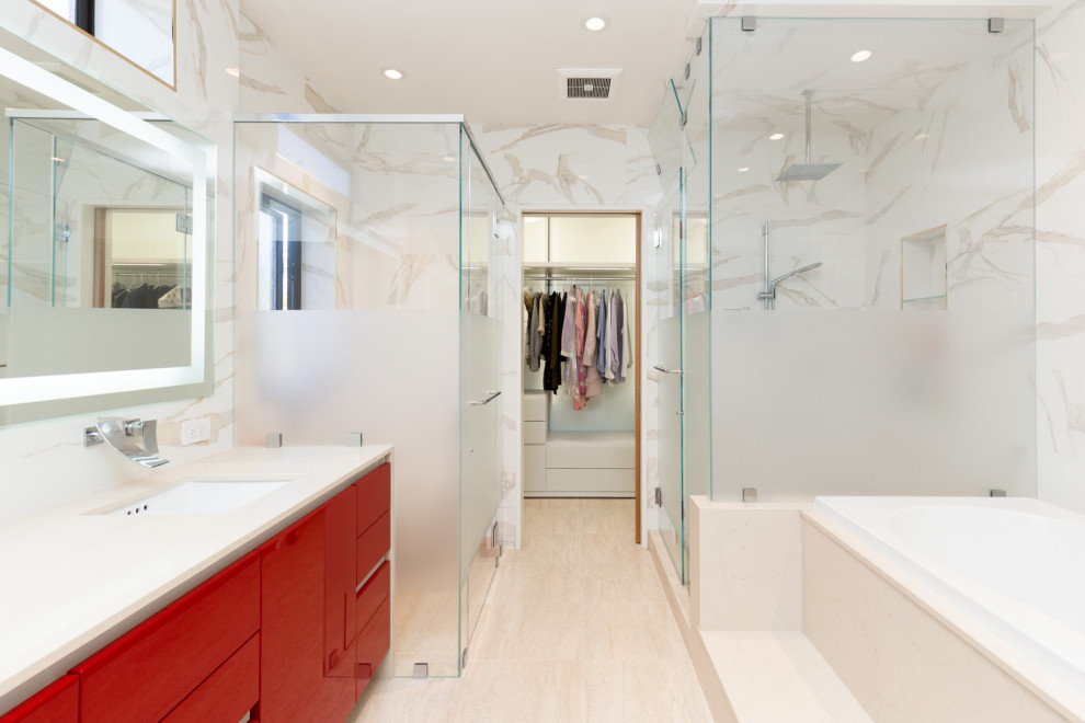 Пример оригинального дизайна: большая главная ванная комната с плоскими фасадами, красными фасадами, накладной ванной, душем в нише, белой плиткой, керамической плиткой, белыми стенами, монолитной раковиной, бежевым полом, душем с распашными дверями и белой столешницей
