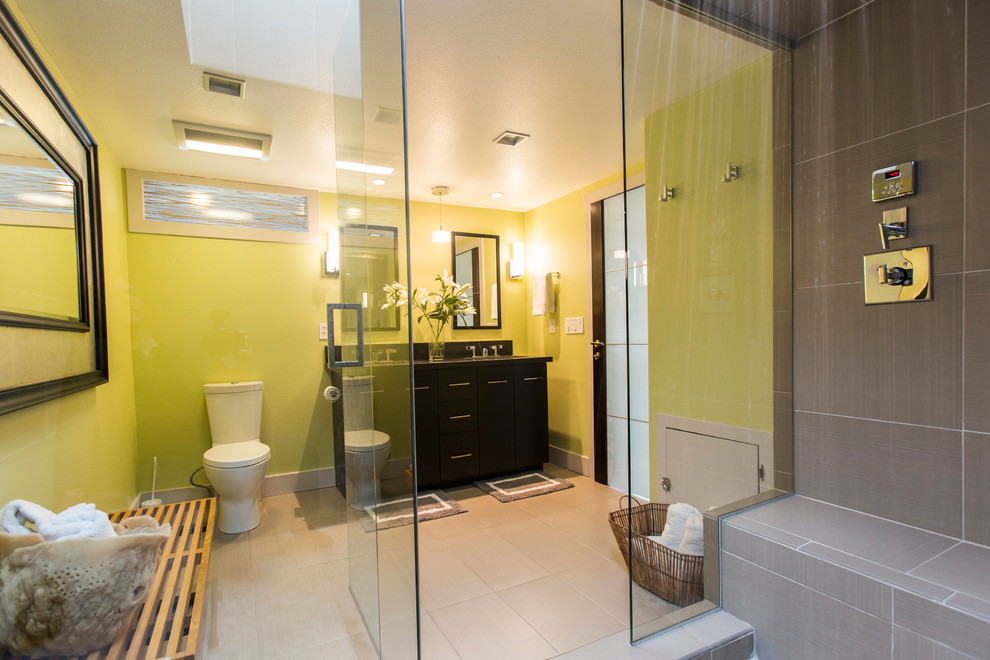 Foto di una stanza da bagno padronale design di medie dimensioni con ante lisce, ante nere, doccia alcova, WC monopezzo, pareti verdi, pavimento in gres porcellanato e lavabo sottopiano
