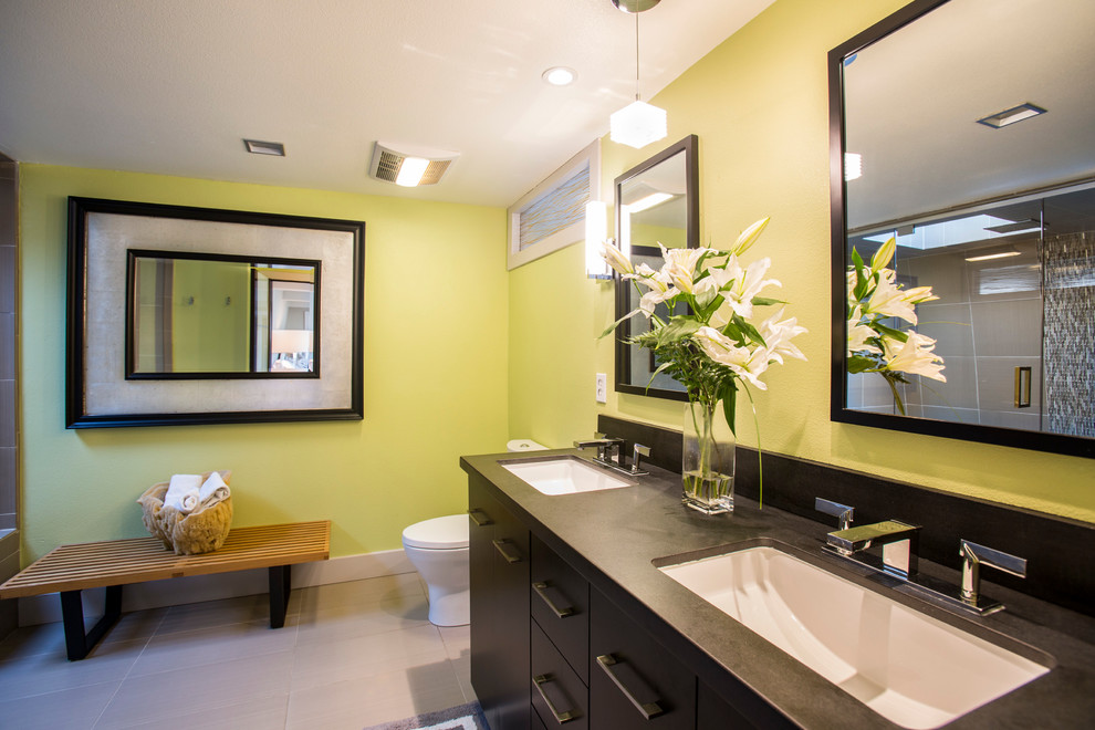 Esempio di una stanza da bagno padronale contemporanea di medie dimensioni con ante lisce, ante nere, doccia alcova, WC monopezzo, pareti verdi, pavimento in gres porcellanato e lavabo sottopiano