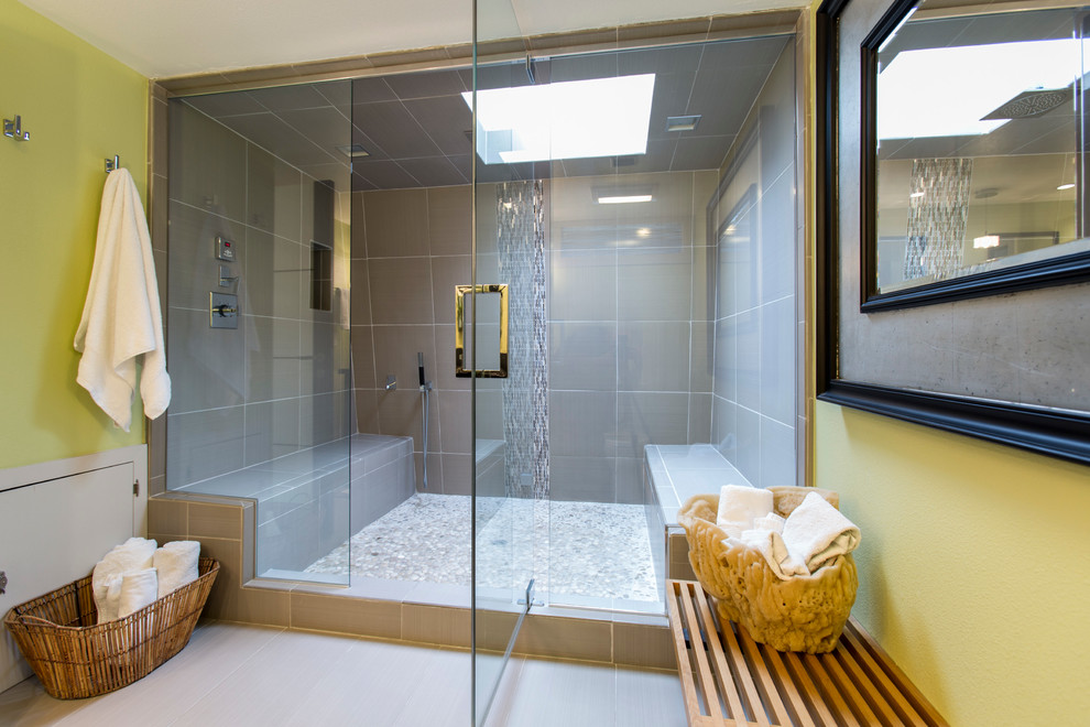 Ispirazione per una stanza da bagno padronale contemporanea di medie dimensioni con ante lisce, ante nere, doccia alcova, WC monopezzo, pareti verdi, pavimento in gres porcellanato e lavabo sottopiano