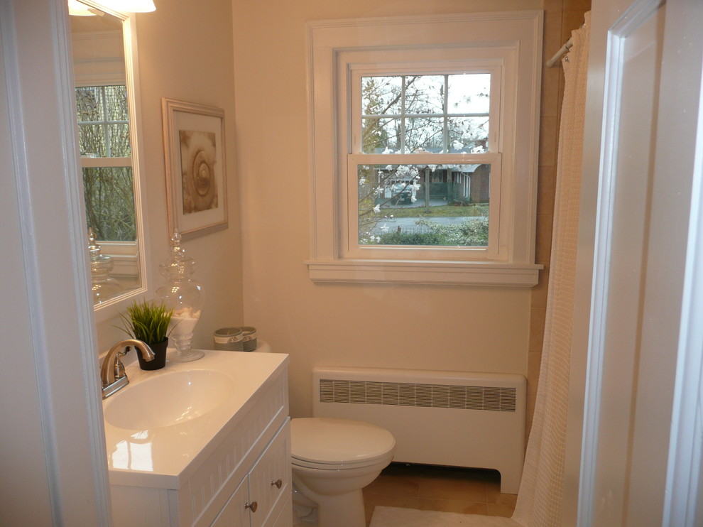 Inspiration för ett litet vintage vit vitt badrum med dusch, med ett integrerad handfat, vita skåp, bänkskiva i akrylsten, ett badkar i en alkov, en toalettstol med hel cisternkåpa, klinkergolv i keramik, en dusch/badkar-kombination, beige väggar, beiget golv och dusch med duschdraperi