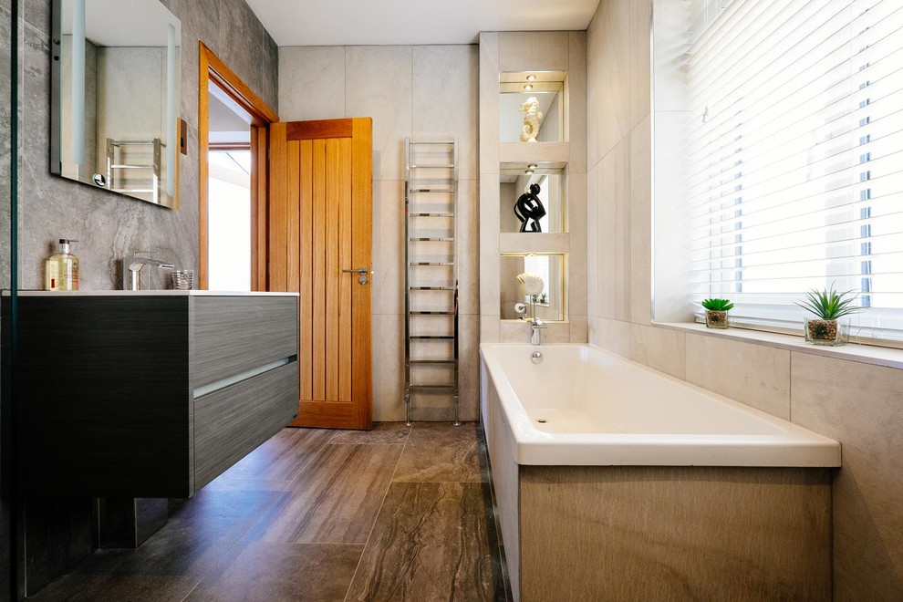 Ejemplo de cuarto de baño contemporáneo con armarios con paneles lisos y bañera encastrada