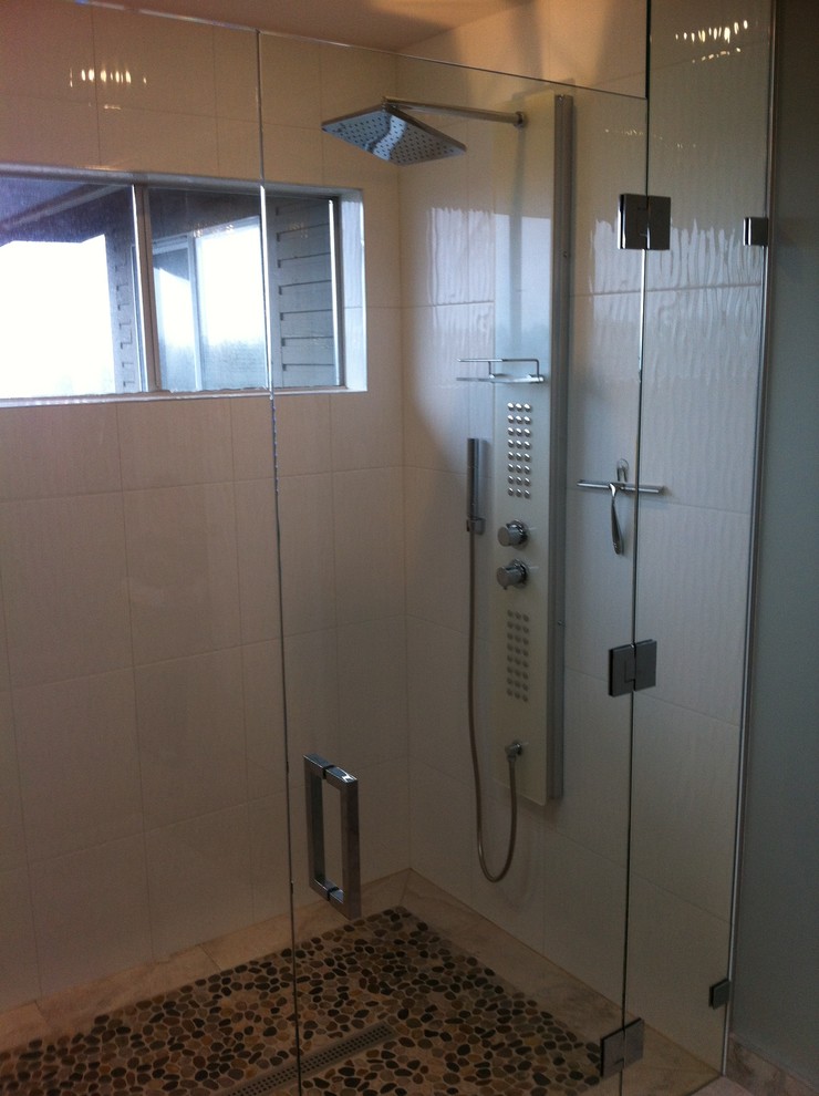 Источник вдохновения для домашнего уюта: ванная комната среднего размера в стиле неоклассика (современная классика) с стеклянными фасадами, душем в нише, белой плиткой, керамической плиткой, белыми стенами, полом из галечной плитки, душевой кабиной, коричневым полом и душем с распашными дверями