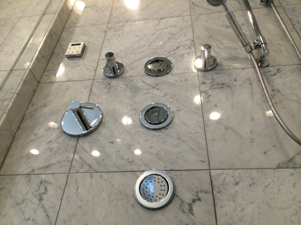 Immagine di una stanza da bagno padronale contemporanea di medie dimensioni con ante lisce, top in quarzo composito, doccia ad angolo, piastrelle bianche, piastrelle in pietra e pavimento in marmo