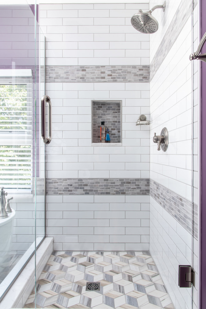 Réalisation d'une salle de bain principale tradition de taille moyenne avec un placard avec porte à panneau encastré, des portes de placard grises, une baignoire indépendante, une douche d'angle, un carrelage blanc, un carrelage métro, un mur violet, un sol en carrelage de céramique, un lavabo encastré, un plan de toilette en quartz modifié, un sol gris, une cabine de douche à porte battante et un plan de toilette blanc.