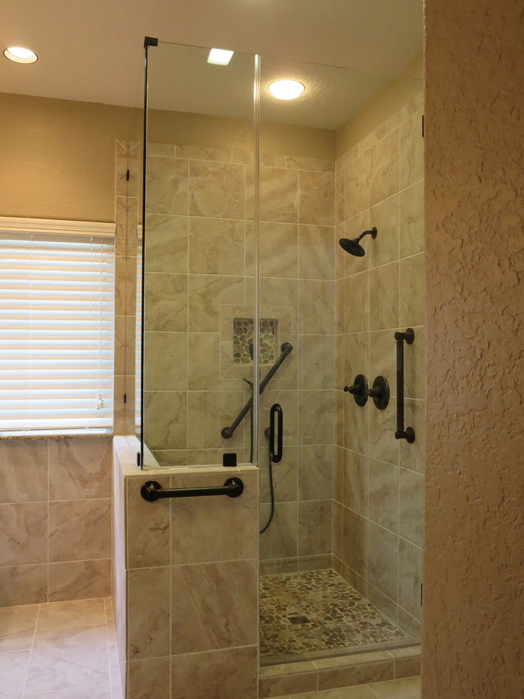 Exempel på ett mellanstort klassiskt en-suite badrum, med luckor med upphöjd panel, grå skåp, en hörndusch, en toalettstol med separat cisternkåpa, brun kakel, porslinskakel, beige väggar, klinkergolv i porslin, ett undermonterad handfat och granitbänkskiva