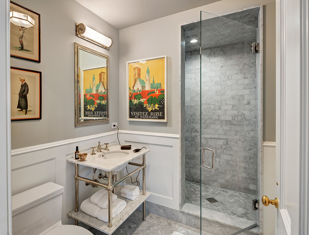 Пример оригинального дизайна: ванная комната в классическом стиле с серой плиткой, душем с распашными дверями, душем в нише, мраморной плиткой, серыми стенами, мраморным полом, душевой кабиной, врезной раковиной и серым полом