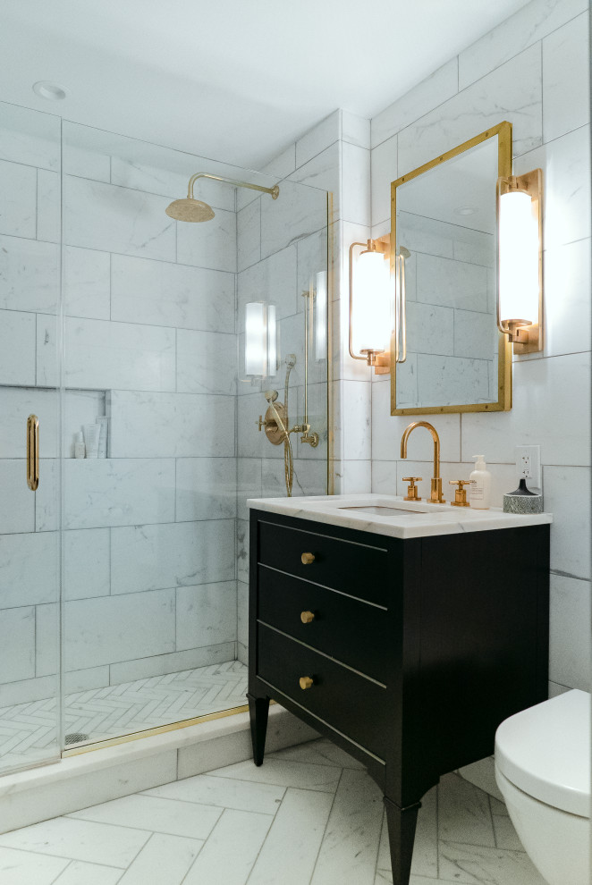Idéer för att renovera ett litet funkis vit vitt en-suite badrum, med släta luckor, svarta skåp, en dusch i en alkov, vit kakel, ett undermonterad handfat, vitt golv, dusch med gångjärnsdörr, en vägghängd toalettstol, marmorkakel, vita väggar och marmorgolv