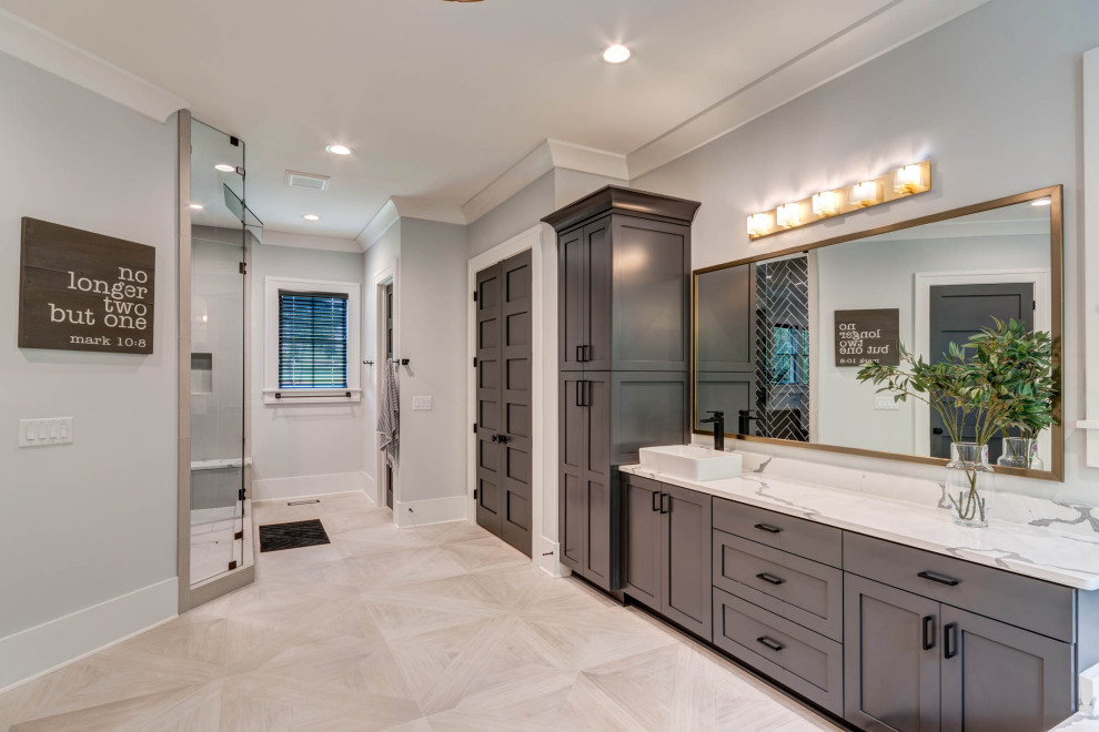 Exempel på ett stort modernt vit vitt en-suite badrum, med skåp i shakerstil, grå skåp, ett platsbyggt badkar, en dubbeldusch, svart kakel, keramikplattor, grå väggar, klinkergolv i porslin, ett undermonterad handfat, bänkskiva i kvarts, vitt golv och dusch med gångjärnsdörr
