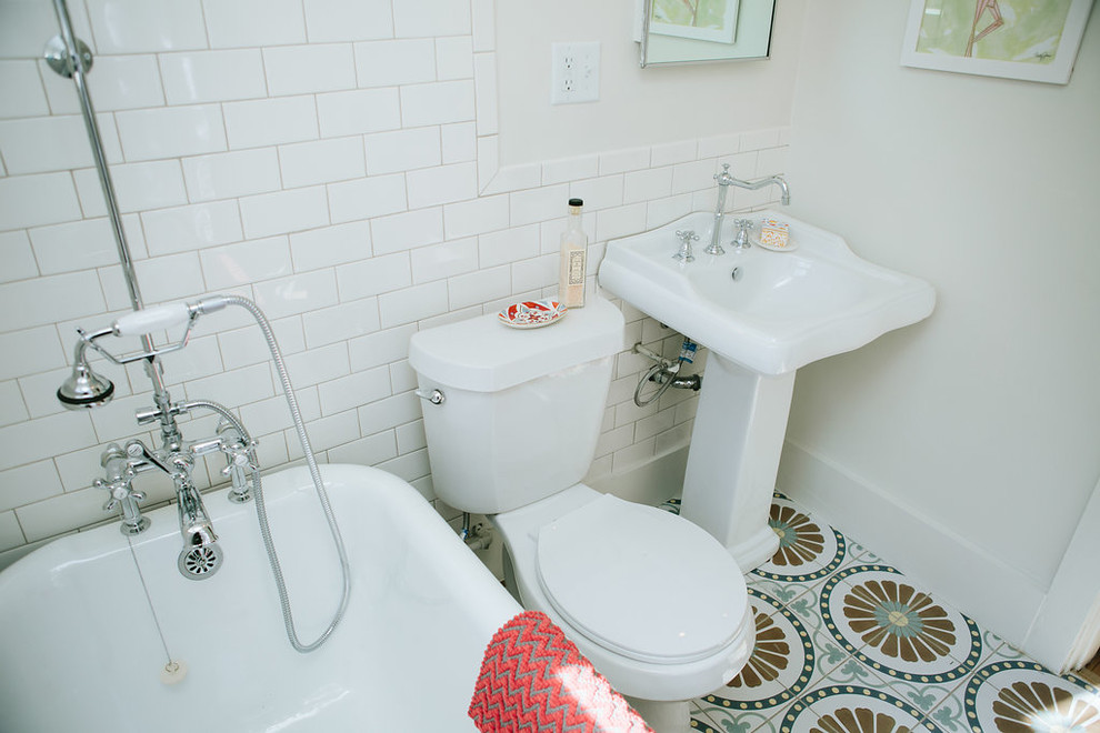 Idéer för små eklektiska badrum, med ett badkar med tassar, en dusch/badkar-kombination, vit kakel, tunnelbanekakel, cementgolv, ett piedestal handfat, flerfärgat golv och dusch med duschdraperi