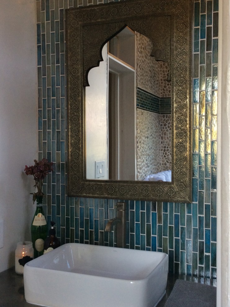 Идея дизайна: главная ванная комната среднего размера в стиле фьюжн с накладной ванной, синей плиткой, разноцветной плиткой, удлиненной плиткой, коричневыми стенами, настольной раковиной и столешницей из бетона