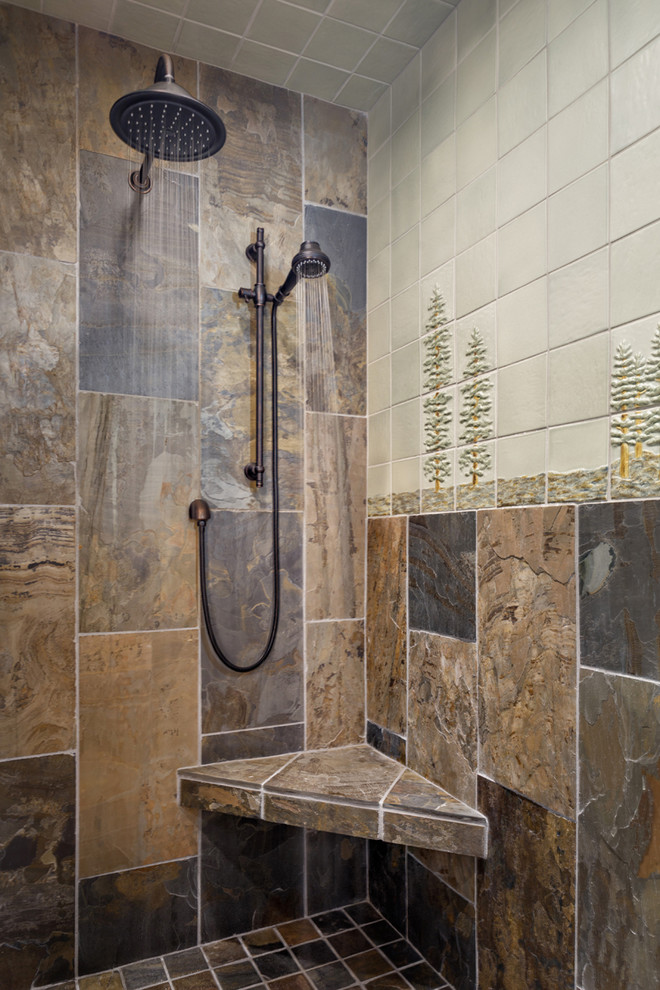 Esempio di una grande stanza da bagno padronale eclettica con doccia ad angolo, piastrelle marroni, piastrelle multicolore, piastrelle in pietra, pavimento multicolore e porta doccia a battente