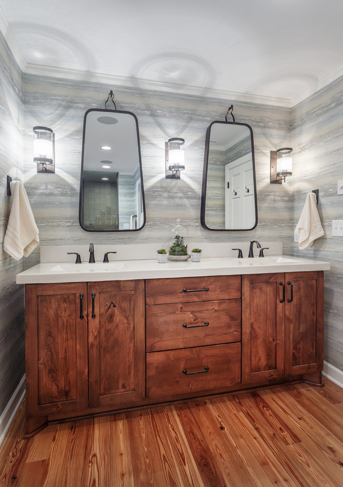 Foto på ett stort eklektiskt en-suite badrum, med luckor med infälld panel, skåp i mellenmörkt trä, grå väggar, mellanmörkt trägolv, ett nedsänkt handfat, bänkskiva i akrylsten och brunt golv