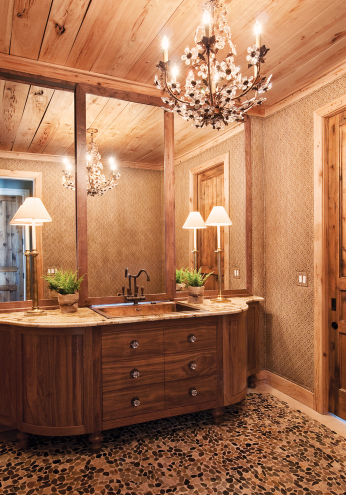 Idées déco pour une grande salle de bain principale campagne en bois foncé avec un placard à porte plane, un mur beige et un lavabo posé.