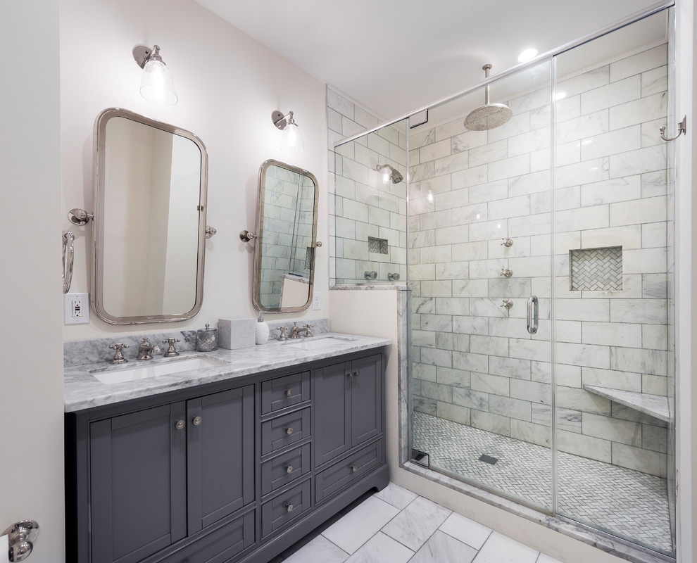 Exemple d'une douche en alcôve principale chic de taille moyenne avec un mur blanc, un placard à porte shaker, des portes de placard grises, un carrelage blanc, un carrelage métro, un lavabo encastré, une niche et un banc de douche.