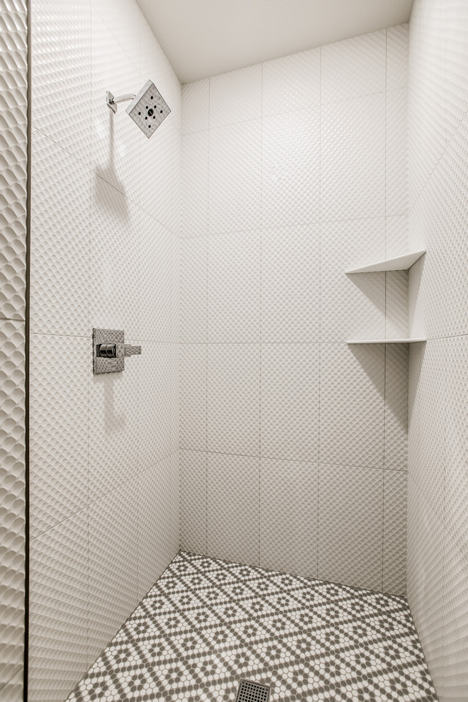 Inredning av ett skandinaviskt grå grått en-suite badrum, med skåp i shakerstil, vita skåp, en öppen dusch, ett undermonterad handfat, bänkskiva i kvarts och med dusch som är öppen