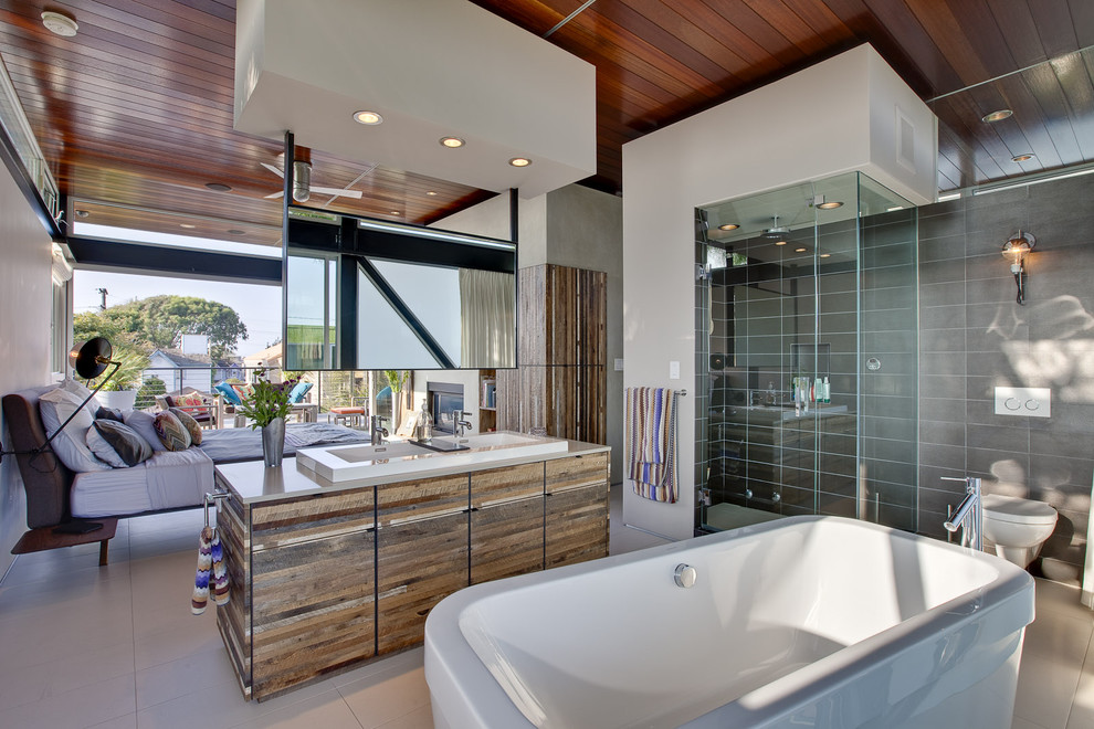 Foto de cuarto de baño moderno con bañera exenta