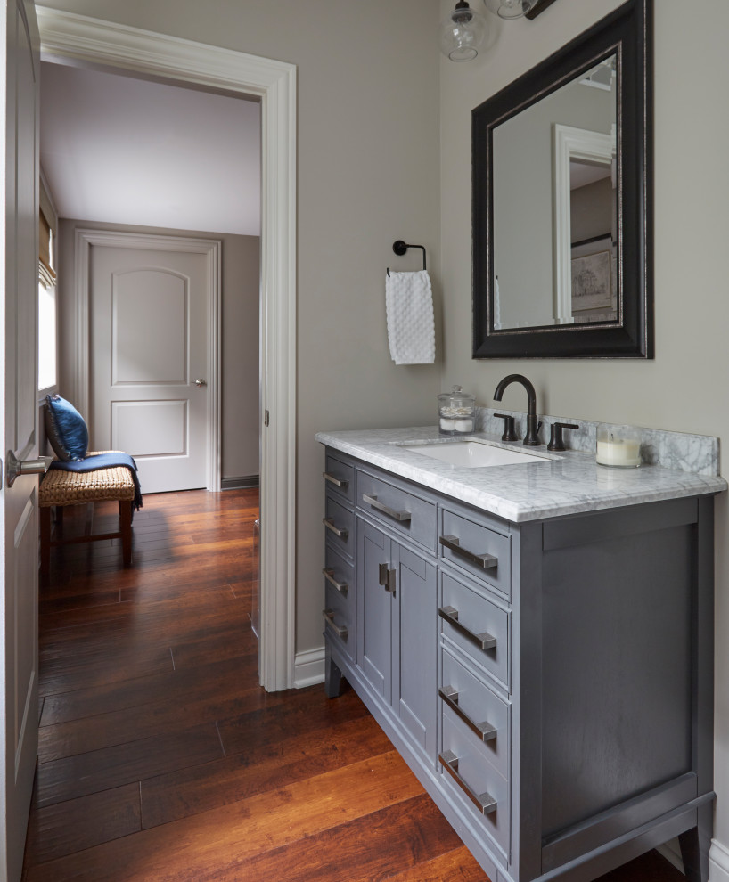 Esempio di una stanza da bagno chic con ante blu, pareti grigie, parquet scuro, top in quarzo composito, pavimento marrone e top bianco