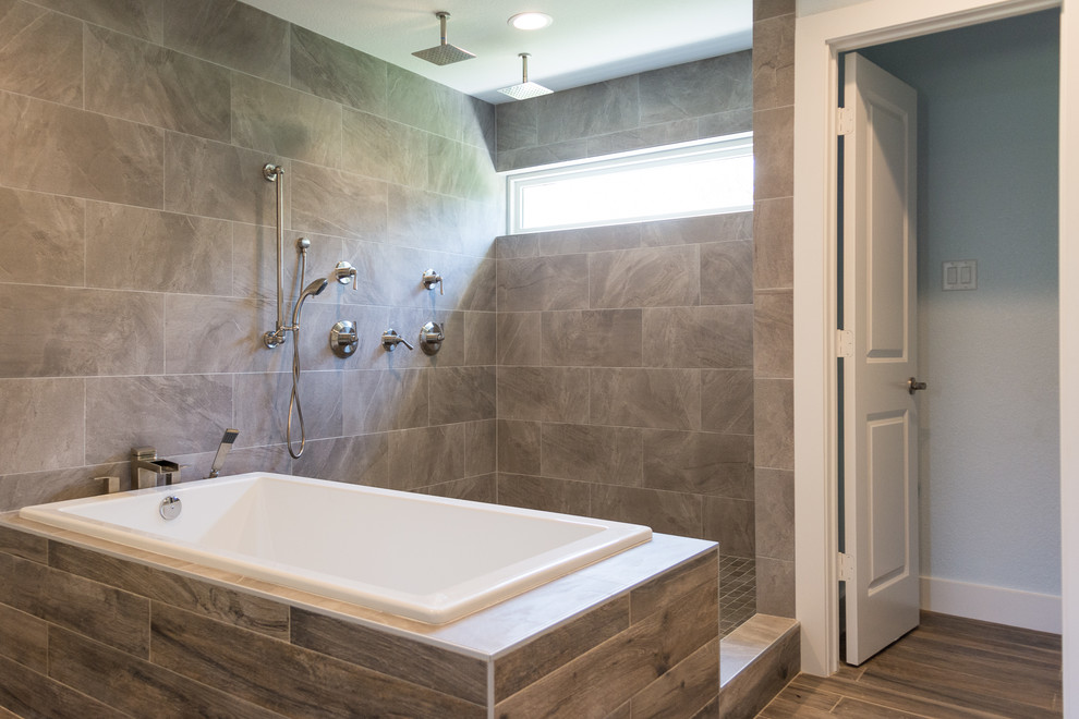На фото: главная ванная комната среднего размера в современном стиле с накладной ванной, открытым душем, коричневой плиткой, керамогранитной плиткой, коричневыми стенами, полом из керамогранита, коричневым полом и открытым душем