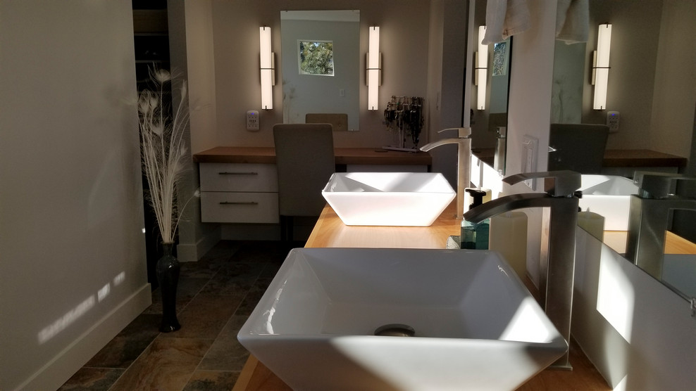Пример оригинального дизайна: большая главная ванная комната в скандинавском стиле с открытыми фасадами, накладной ванной, унитазом-моноблоком, полом из керамогранита и столешницей из дерева