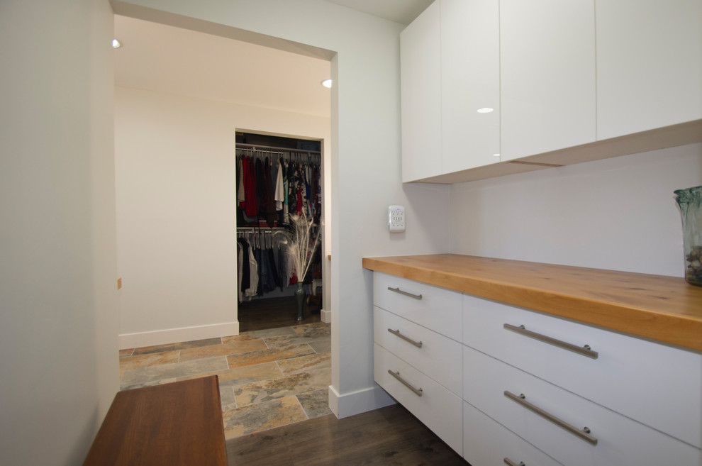 Großes Skandinavisches Badezimmer En Suite mit offenen Schränken, Einbaubadewanne, Toilette mit Aufsatzspülkasten, Porzellan-Bodenfliesen und Waschtisch aus Holz in Boise