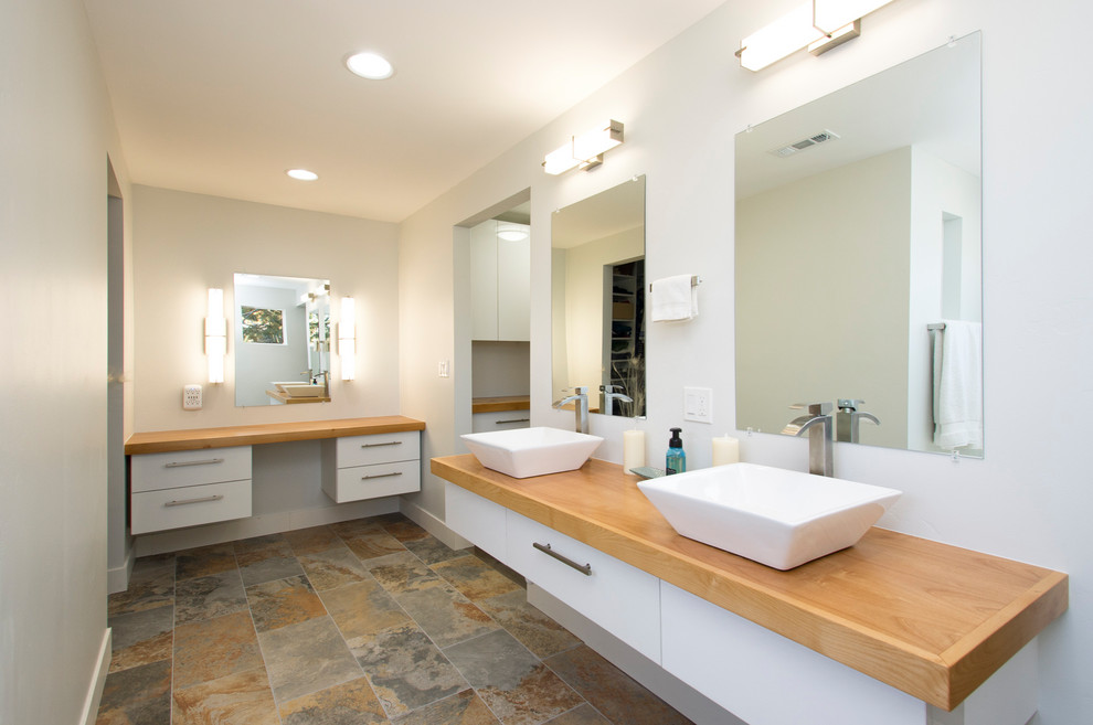 Стильный дизайн: большая главная ванная комната в скандинавском стиле с открытыми фасадами, накладной ванной, унитазом-моноблоком, полом из керамогранита и столешницей из дерева - последний тренд