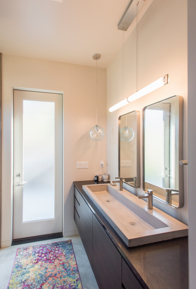 Свежая идея для дизайна: ванная комната среднего размера в современном стиле с плоскими фасадами и серыми фасадами - отличное фото интерьера