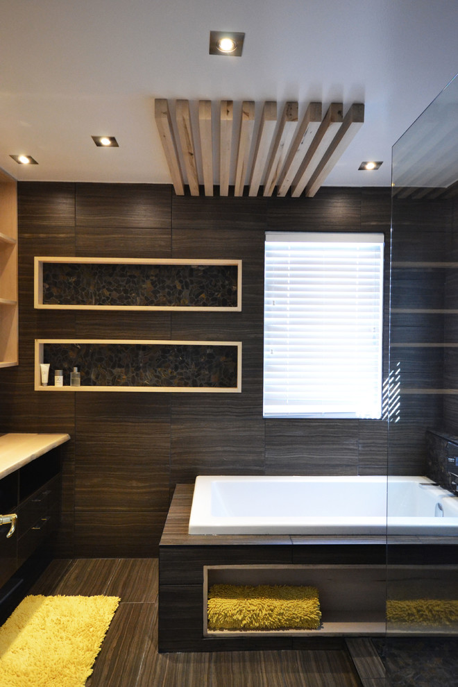 Großes Modernes Badezimmer En Suite mit Einbaubadewanne, brauner Wandfarbe, Porzellan-Bodenfliesen und braunem Boden in Ottawa