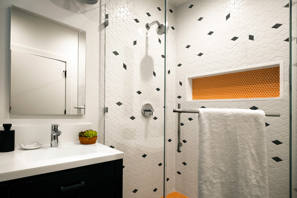 Immagine di una stanza da bagno design di medie dimensioni con ante nere, pistrelle in bianco e nero, piastrelle arancioni, piastrelle a mosaico, pareti bianche, lavabo a consolle e porta doccia a battente