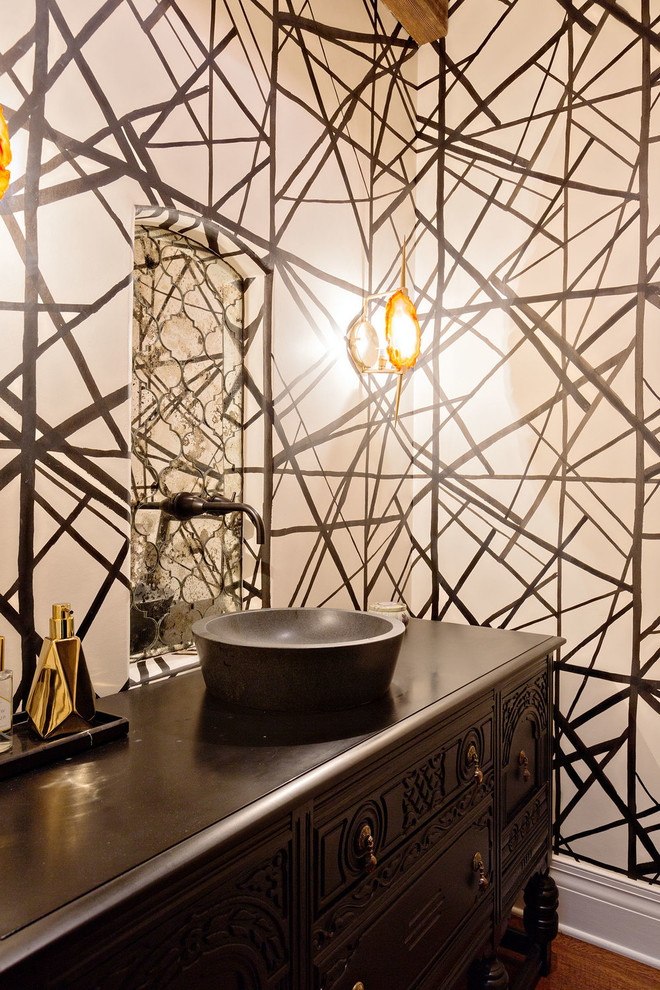 Inspiration för ett medelhavsstil badrum, med möbel-liknande, skåp i mörkt trä, flerfärgade väggar, mellanmörkt trägolv, ett fristående handfat och bänkskiva i akrylsten