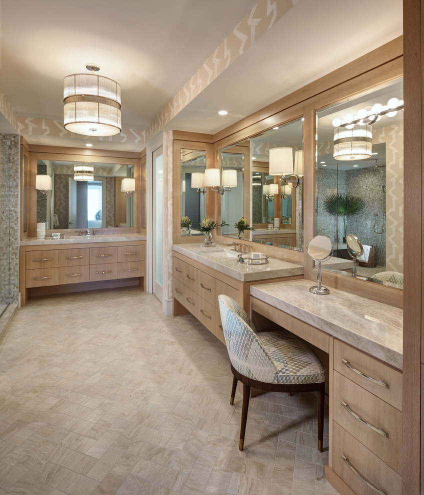 Стильный дизайн: главная ванная комната в морском стиле с плоскими фасадами, светлыми деревянными фасадами, бежевыми стенами, врезной раковиной и бежевым полом - последний тренд