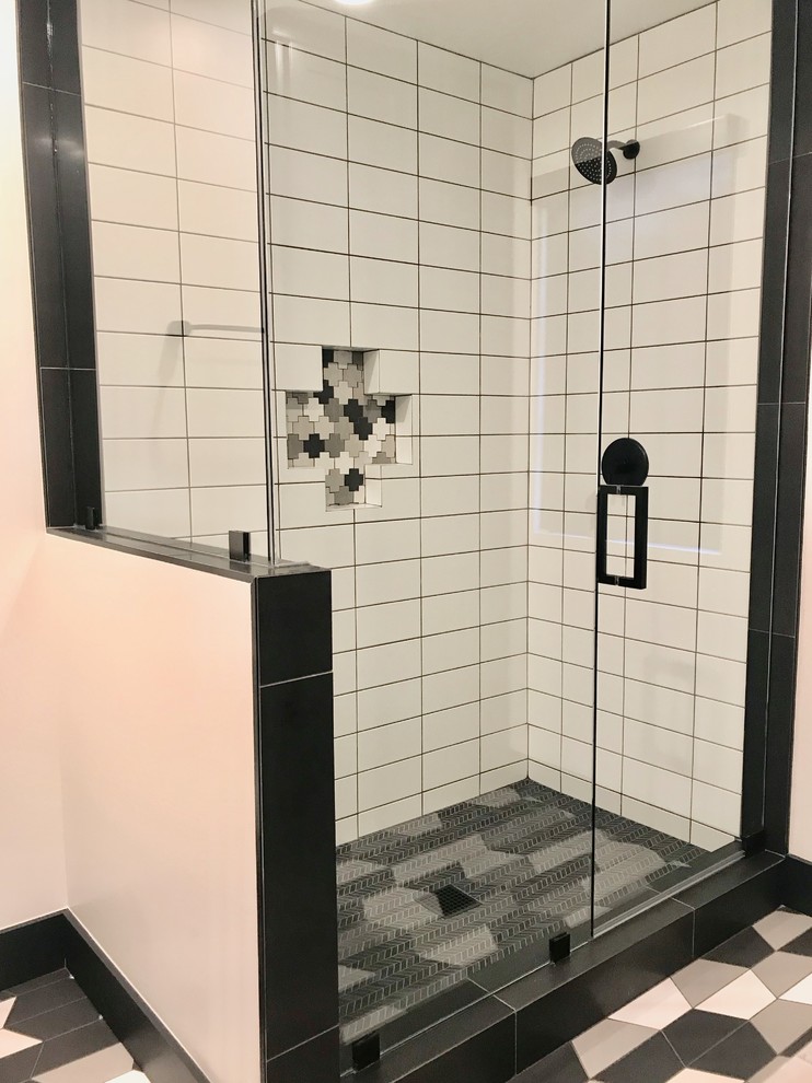 Свежая идея для дизайна: детская ванная комната среднего размера в стиле неоклассика (современная классика) с фасадами в стиле шейкер, черными фасадами, унитазом-моноблоком, белой плиткой, керамической плиткой, белыми стенами, полом из керамогранита, врезной раковиной, мраморной столешницей, разноцветным полом, душем с распашными дверями и черной столешницей - отличное фото интерьера
