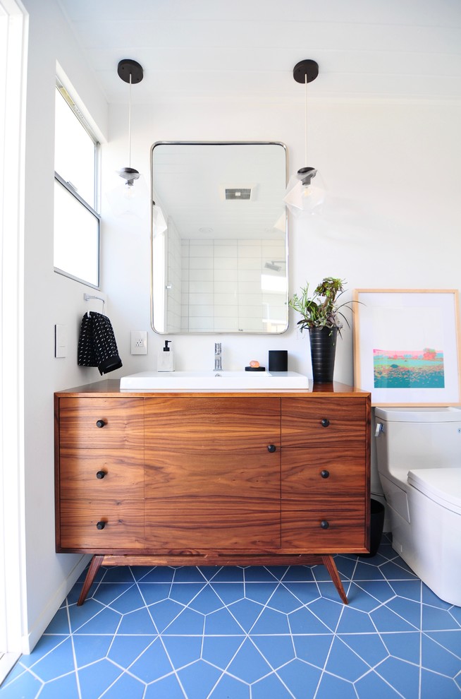 На фото: главная ванная комната в стиле ретро с белой плиткой, керамической плиткой, белыми стенами, полом из керамической плитки и синим полом с