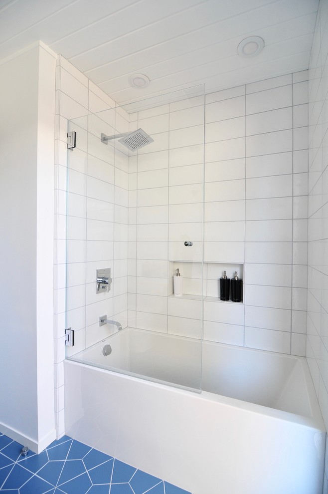 Ejemplo de cuarto de baño principal retro con baldosas y/o azulejos blancos, baldosas y/o azulejos de cerámica, paredes blancas, suelo de baldosas de cerámica y suelo azul