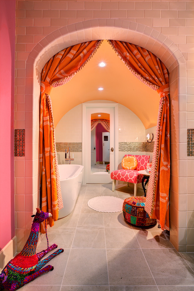 Ejemplo de cuarto de baño infantil mediterráneo con bañera exenta