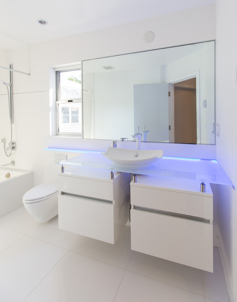 На фото: ванная комната в стиле модернизм