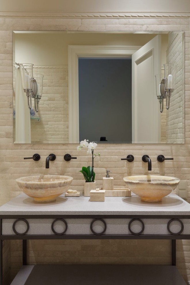 Diseño de cuarto de baño ecléctico con lavabo sobreencimera