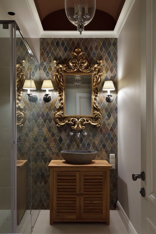 Idée de décoration pour une salle d'eau bohème en bois brun avec un placard à porte persienne, un carrelage multicolore, un mur blanc, une vasque et un plan de toilette en bois.
