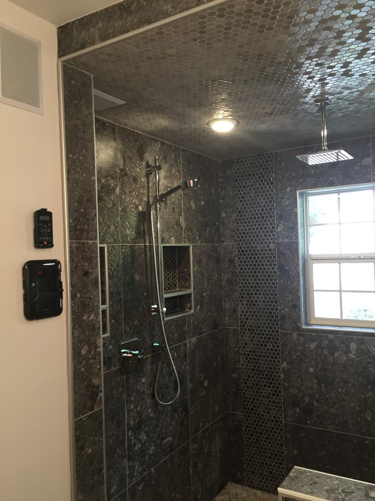 Идея дизайна: большая главная ванная комната в стиле неоклассика (современная классика) с черной плиткой, керамогранитной плиткой, бежевыми стенами и открытым душем
